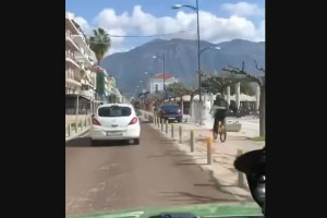 Καλαμάτα: Οδηγός μπήκε με το αυτοκίνητό του στον ποδηλατόδρομο - Απίστευτο βίντεο