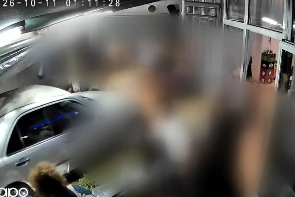 Συγκλονίζει τραυματίας από το ΙΧ που μπήκε σε ουζερί - «Αν δεν υπήρχαν οι ζαρντινιέρες, οι ρόδες θα περνούσαν από πάνω μου»