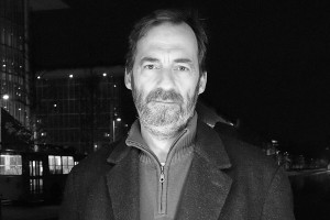 «Η κόλαση είναι οι άλλοι»: Μια συνομιλία με τον Χαράλαμπο Κοντοπανάγο για τη σκηνοθεσία του έργου «Κεκλεισμένων των θυρών»