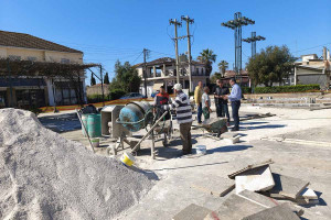 Σε πλήρη εξέλιξη οι εργασίες ανάπλασης στην Πλατεία Αγίας Σοφίας στην Ανδραβίδα – Αυτοψία από τη Δημοτική Αρχή