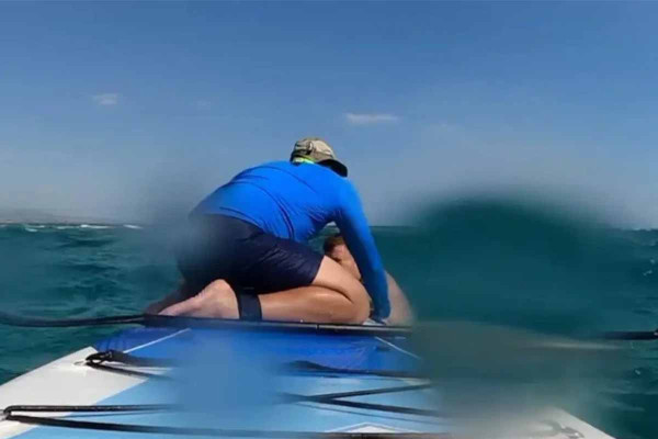 Θεσσαλονίκη: Διάσωση θρίλερ με SUP - Πατέρας παρασύρθηκε προσπαθώντας να φτάσει τα παιδιά του