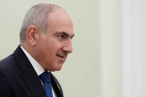 Viral βίντεο με τον πρωθυπουργό της Αρμενίας να ακούει trap στο αυτοκίνητο