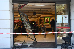 Αυτοκίνητο έπεσε σε σούπερ μάρκετ στη Νίκαια: Σε σοβαρή κατάσταση παιδί που τραυματίστηκε
