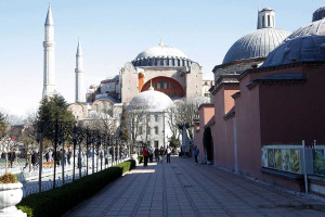 Συνελήφθησαν γιατί άνοιξαν ελληνική σημαία με σταυρό μέσα στην Αγιά Σοφιά, τη Μεγάλη Πέμπτη - Βίντεο