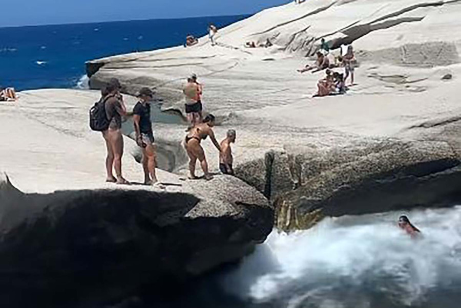 Μάχη με τα κύματα για να μην πνιγεί έδωσε τουρίστρια στο Σαρακήνικο Μήλου