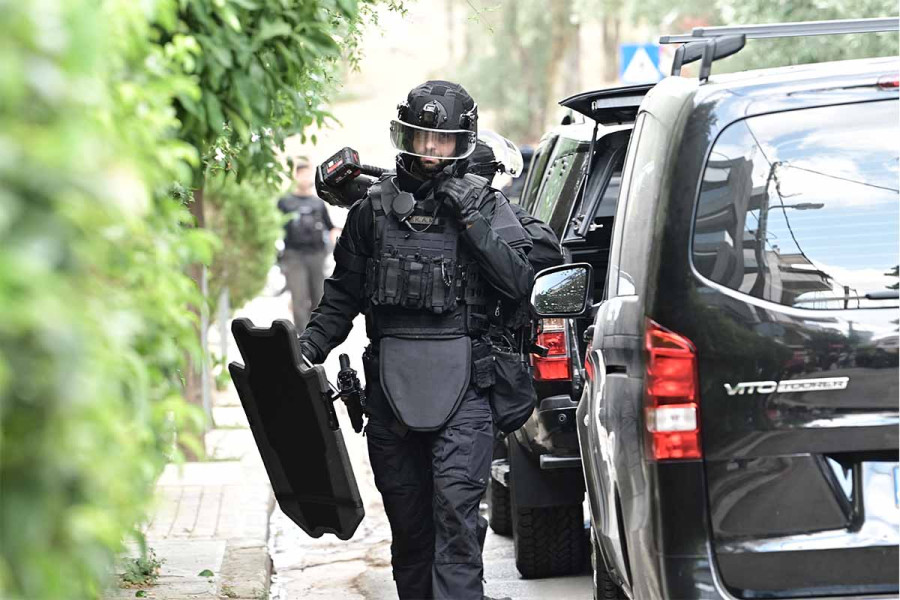 Συνελήφθη ο άνδρας που είχε ταμπουρωθεί σε διαμέρισμα στον Χολαργό - Πέταξε μολότοφ από το μπαλκόνι του και απειλούσε αστυνομικούς (upd)