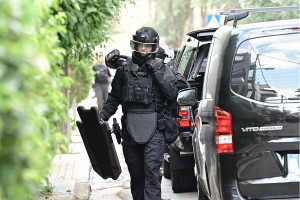 Συνελήφθη ο άνδρας που είχε ταμπουρωθεί σε διαμέρισμα στον Χολαργό - Πέταξε μολότοφ από το μπαλκόνι του και απειλούσε αστυνομικούς (upd)