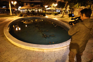 Καλλιθέα: Ένα λεπτό δεν το είδα και ήταν στο συντριβάνι, ευχαριστώ από την ψυχή μου τους αστυνομικούς και τους γιατρούς, λέει ο πατέρας του 2,5 ετών κοριτσιού