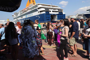 Οι ισχυροί άνεμοι έχουν φέρει χάος: Ριπές 108 χλμ. στην Αττική - Χιλιάδες ταξιδιώτες εγκλωβισμένοι