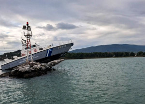 Σκάφος του Λιμενικού προσέκρουσε σε βράχια στο λιμάνι του Βόλου