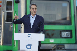 Μητσοτάκης: «Επενδύουμε στα μέσα μαζικής μεταφοράς» - 1.076 νέα λεωφορεία, συρμοί και προσλήψεις