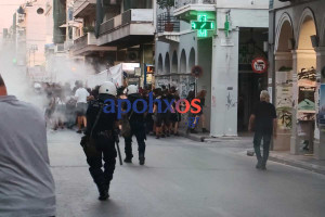Πάτρα: Μικρής έκτασης επεισόδια στη πορεία για τη συμπλήρωση 12 ετών από τη δολοφονία του Παύλου Φύσσα (photos &amp; video)