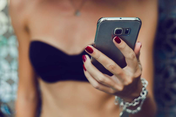 Γύριζε βίντεο για το OnlyFans ενώ δίπλα της πέθαινε 55χρονος με σακούλα στο κεφάλι
