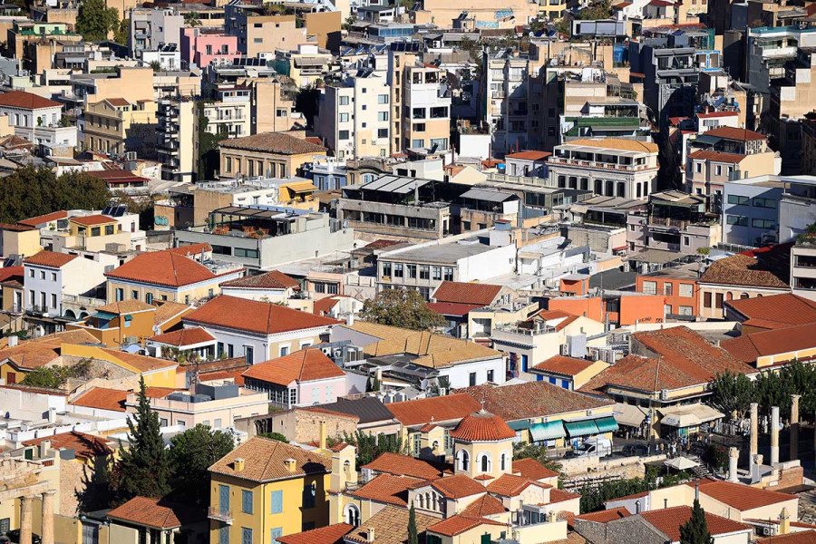 Ακίνητα: Διπλή παρέμβαση στον ΦΠΑ-Μείωση για κοινωνική κατοικία, πάγωμα του 24% στα νεόδμητα το 2027