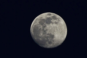 Tεράστιες ποσότητες πλατίνας θα μπορούσαν να βρεθούν σε κρατήρες της Σελήνης, υποστηρίζει μελέτη