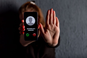 Νέες τηλεφωνικές απάτες με χρήση AI για μίμηση φωνής