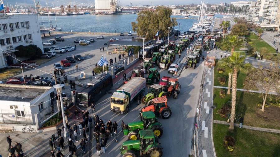 «Απόβαση» αγροτών στο λιμάνι του Βόλου - Ετοιμάζονται για αποκλεισμό - Βίντεο