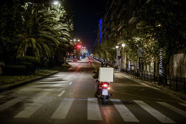Κηφισιά: Στον ανακριτή ο Πακιστανός διανομέας που χτυπούσε γυναίκες πετώντας τους πέτρες