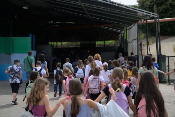 Από το αμπέλι και την ελιά στο τραπέζι: Οι μαθητές του δημοτικού σχολείου Κρεστένων γνωρίζουν τη δύναμη της τοπικής παραγωγής