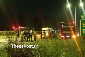 Λάρισα: Ασθενοφόρο έπεσε πάνω σε κλούβα της αστυνομίας που είχε κλείσει τον δρόμο - Τραυματίστηκε ο συνοδηγός