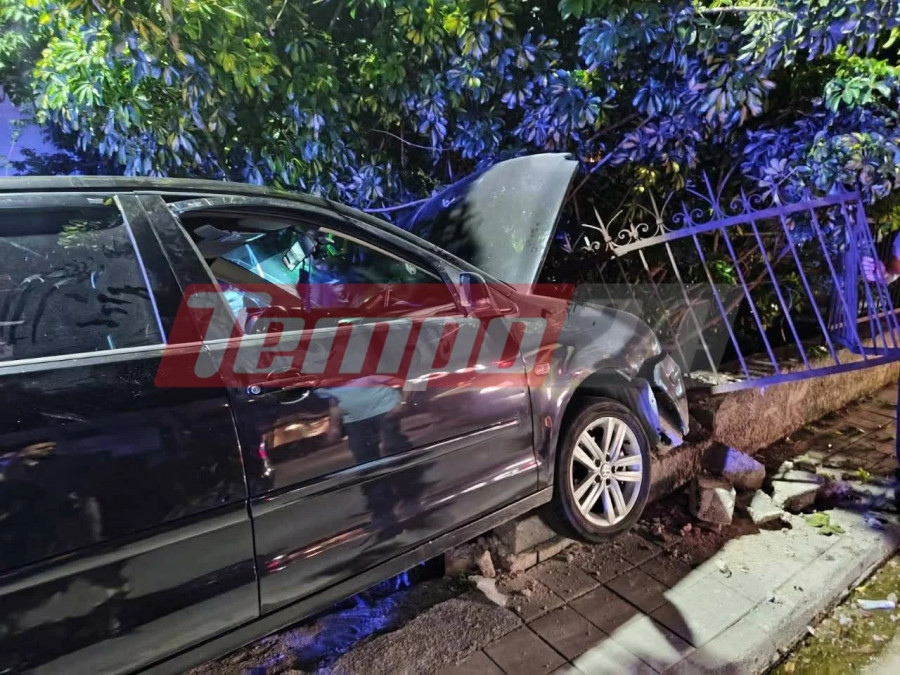 Πάτρα: Απίστευτο τροχαίο – Το ΙΧ μπήκε σε αυλή σπιτιού