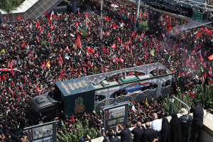 Ιράν: Ξεκίνησε στην Τεχεράνη η νεκρική πομπή για τον Αγιατολάχ Αλί Χαμενεΐ