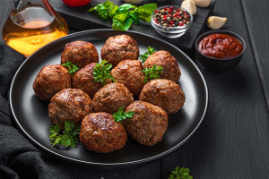 Taste Atlas: Εξυμνεί τα κεφτεδάκια και τα βαθμολογεί με 4,3 στα 5