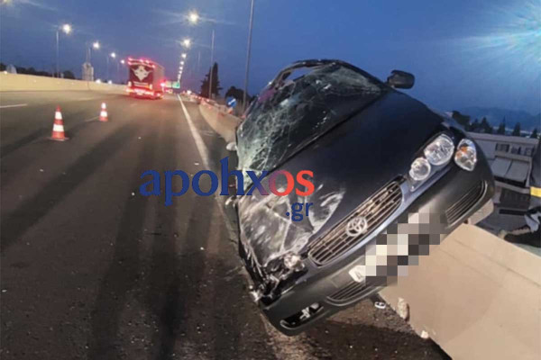Σφοδρή σύγκρουση στην Πατρών – Κορίνθου: Φορτηγάκι ανετράπη, Ι.Χ. κατέληξε στο στηθαίο