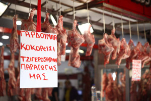 Πασχαλινό τραπέζι: Αυξήσεις φωτιά - Πού κυμαίνονται οι τιμές στο αρνί, πόσο θα κοστίσει η μαγειρίτσα
