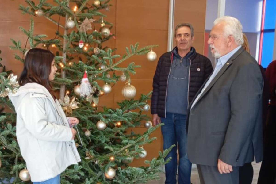 Τα κάλαντα της Πρωτοχρονιάς στον Δήμαρχο Ήλιδας