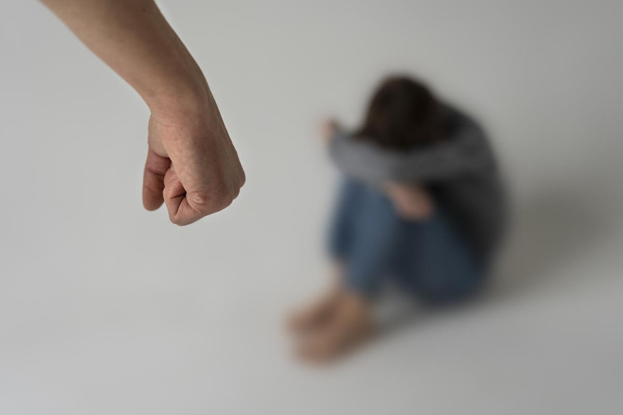 Χτυπούσε τη σύντροφό του με καλώδιο στο Ηράκλειο της Κρήτης