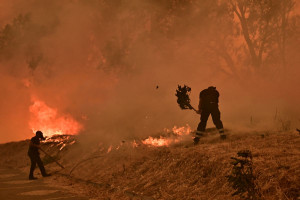 Σε Εύβοια και Κύθηρα τα δυσκολότερα μέτωπα της φωτιάς - Ισχυρές δυνάμεις σε Μεσσηνία και Χανιά