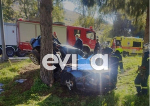 Χωρίς τις αισθήσεις τους δύο 20χρονοι σε τροχαίο στην Χαλκίδα - Το όχημα τους καρφώθηκε σε δέντρο