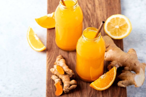 5 λόγοι για να πίνουμε αυτό το πανίσχυρο «σφηνάκι» ευεξίας κάθε μέρα