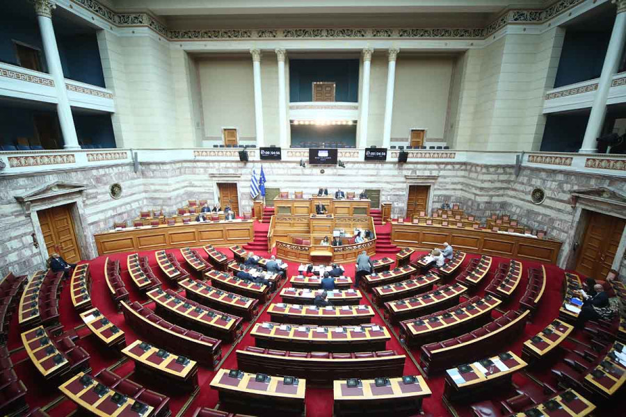 «Εκεχειρία» τέλος και στη Βουλή: Αρχίζουν οι μάχες για ΟΠΕΚΕΠΕ, κράτος δικαίου και... πτυχία