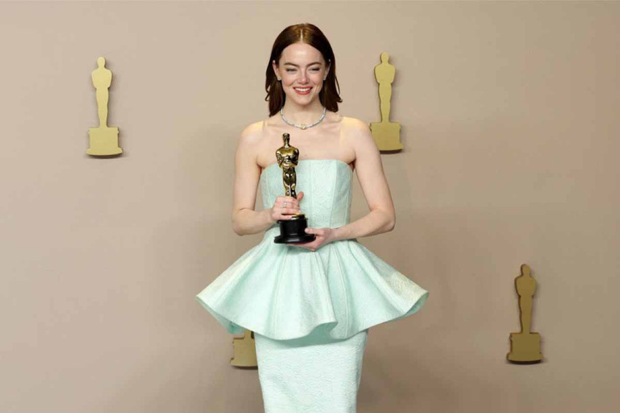 Emma Stone: Με ξυρισμένο κεφάλι στην επίσημη αφίσα της νέας ταινίας του Γιώργου Λάνθιμου