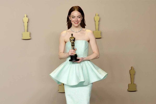 Emma Stone: Με ξυρισμένο κεφάλι στην επίσημη αφίσα της νέας ταινίας του Γιώργου Λάνθιμου