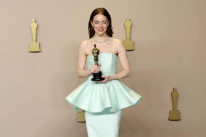 Emma Stone: Με ξυρισμένο κεφάλι στην επίσημη αφίσα της νέας ταινίας του Γιώργου Λάνθιμου