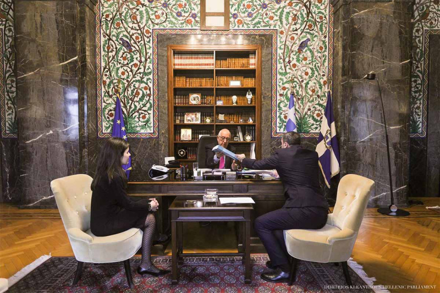 Νικολακόπουλος: Παράδοση του Πορίσματος της Εξεταστικής Επιτροπής για τον Ο.Π.Ε.Κ.Ε.Π.Ε. στον Πρόεδρο της Βουλής