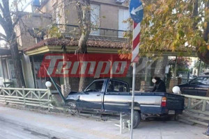 Τροχαίο–σοκ στην Πάτρα: Αγροτικό μπήκε μέσα σε ταβέρνα και ο οδηγός έπεσε σε τρύπα κάτω από το όχημα