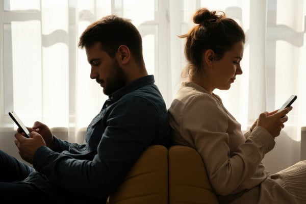 Μία ώρα την εβδομάδα χωρίς κινητά μπορεί να σώσει τη σχέση σας