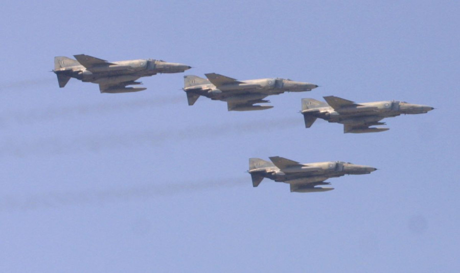 Ελληνικά F- 16 Viper διασχίζουν τον ουρανό της Κύπρου - Πέταξαν πάνω από την παρέλαση - Βίντεο