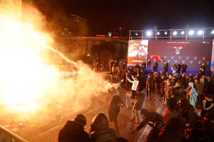 Χάος στην Αλβανία: Άγρια επεισόδια σε διαδήλωση κατά του Ράμα – 16 τραυματίες αστυνομικοί (video)