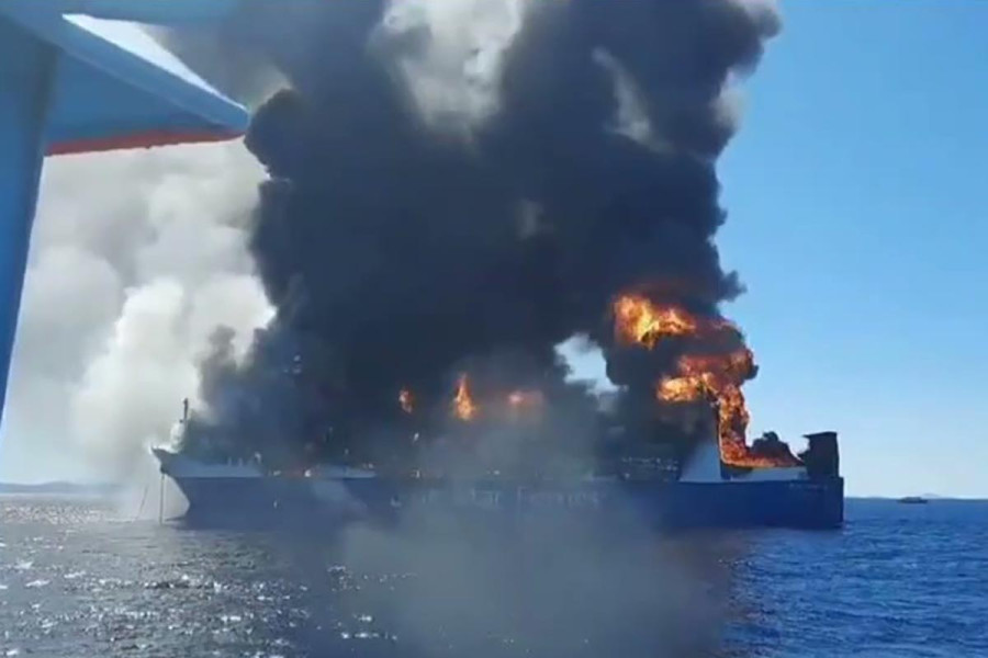 Μύκονος: Μάχη για να μη βυθιστεί το Blue Carrier 2 - Έχει πάρει επικίνδυνη κλήση