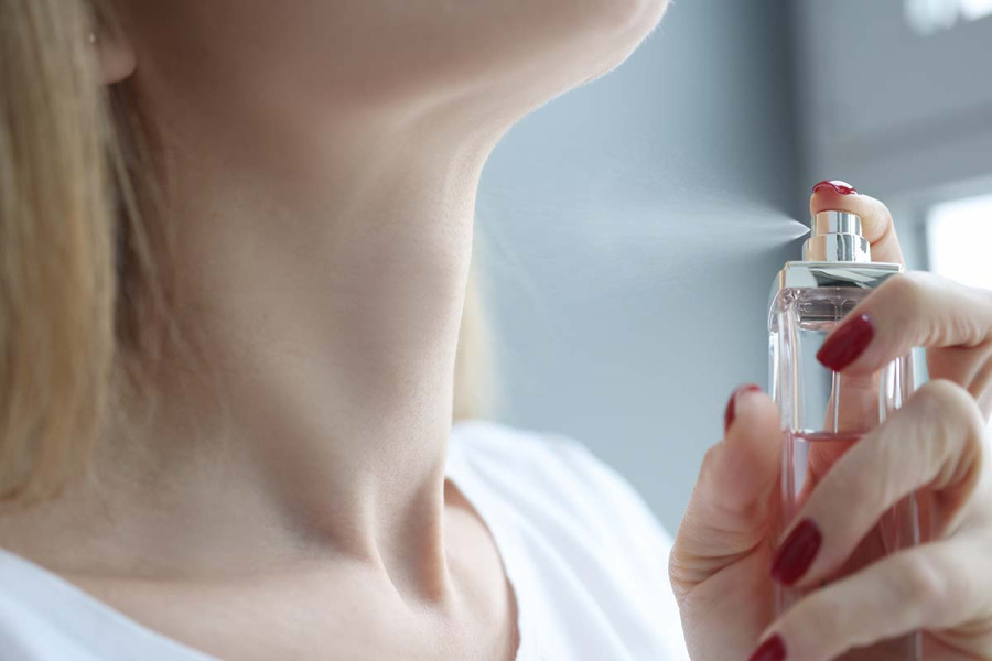 Πειράζει να ψεκάζουμε με άρωμα τον λαιμό; Οι ειδικοί απαντούν για τους πραγματικούς κινδύνους
