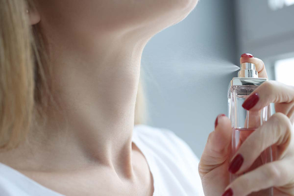 Πειράζει να ψεκάζουμε με άρωμα τον λαιμό; Οι ειδικοί απαντούν για τους πραγματικούς κινδύνους