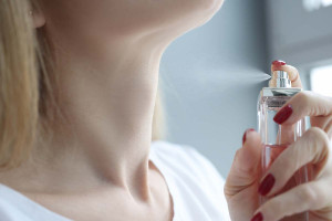 Πειράζει να ψεκάζουμε με άρωμα τον λαιμό; Οι ειδικοί απαντούν για τους πραγματικούς κινδύνους