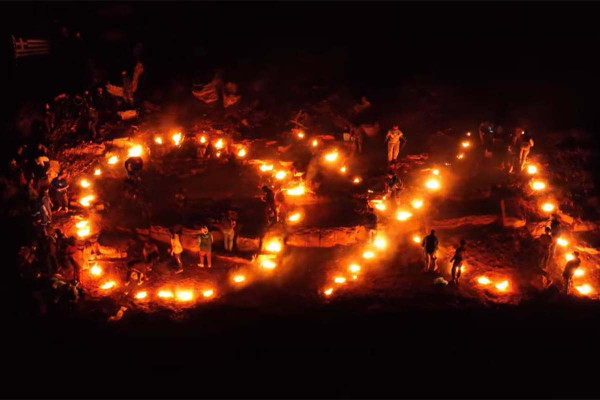 Το ξεχωριστό «όχι» στη Χίο με φωτιές στα Καρδάμυλα (video)