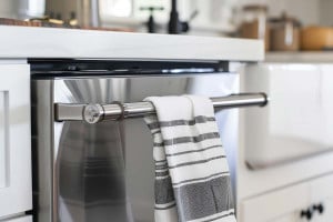 Γιατί δεν πρέπει ποτέ να κρεμάτε την πετσέτα στην πόρτα του φούρνου + 5 ακόμη άγνωστοι κίνδυνοι στην κουζίνα