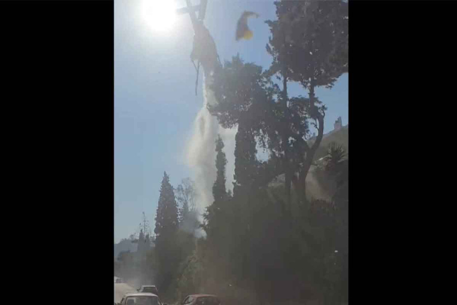 Φωτιά στην Αχαΐα: Ελικόπτερο ρίχνει νερό δίπλα σε δρόμο που κινούνται αυτοκίνητα (video)